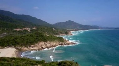 kayalık tepelik deniz kıyısı sınırsız mavi gökyüzü karşı muazzam üst görünümü büyük güçlü masmavi okyanus yıkar