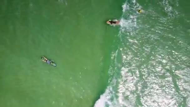 Los Principiantes Surfistas Vista Superior Nadan Olas Espumosas Rodando Sobre — Vídeo de stock