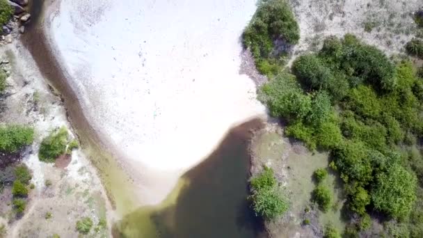 Schöne Luftaufnahme Flacher Gebirgsfluss Verwandelt Sich Tiefen Schmalen Bach Und — Stockvideo