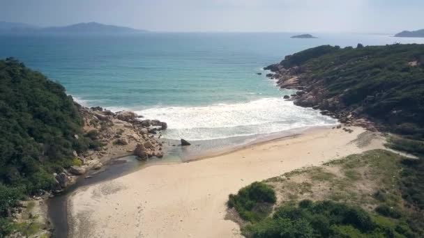 Drone Pokazuje Wspaniała Panorama Wisi Nad Pas Piaszczystej Plaży Laguny — Wideo stockowe