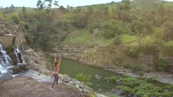 Ünlü Şelalesi Kız Yoga Konumda Kayada Hava Panorama Resimsel Yatay — Stok video