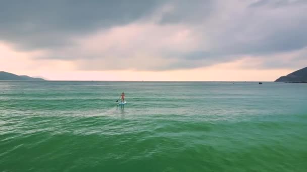 Felső Kilátás Magányos Karcsú Hölgy Vitorla Paddleboard Kék Óceán Sötét — Stock videók