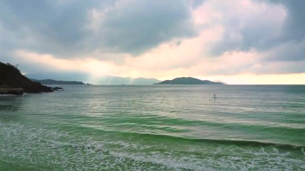 Picturale Luchtfoto Panorama Azuurblauwe Oceaan Golven Sierletter Eenzame Figuur Sup — Stockvideo