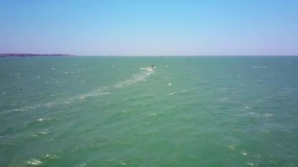 Bovenste Foto Lone Windsurfer Zeilen Grote Oceaan Met Schuimend Spoor — Stockvideo
