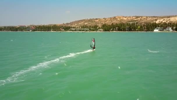 Atemberaubende Aussicht Windsurfer Reitet Ozeanische Wellen Die Sich Malerische Küstenrichtung — Stockvideo