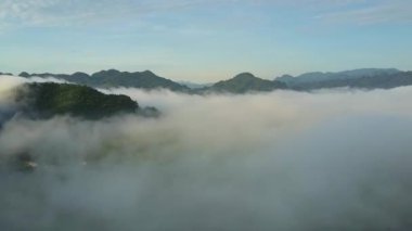 gün doğmadan önce parlak mavi gökyüzü karşı kalın sis üzerinden Dağları'nın nefes kesen hava panorama karanlık en fazla çıkıntı
