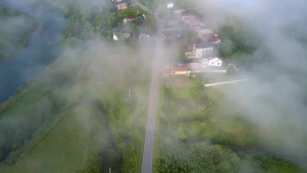 Érdekes Légi Mozgás Valley Road Házak Látható Haze Sűrű Köd — Stock videók