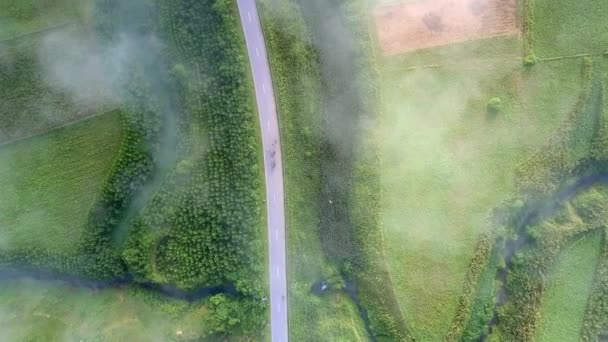 Flycam Pictórico Que Desce Estrada Rural Asfalto Com Tráfego Que — Vídeo de Stock