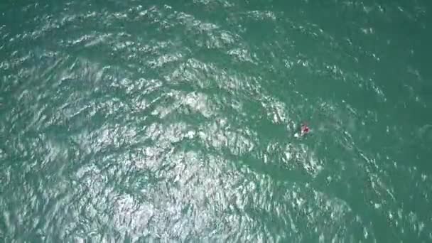 Ispirazioni Immagine Verticale Raggi Del Sole Giocano Acqua Azzurra Oceano — Video Stock