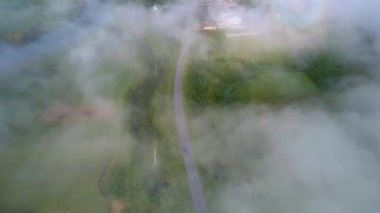 yol Köyü ile yeşil vadi sabah sis geliyor