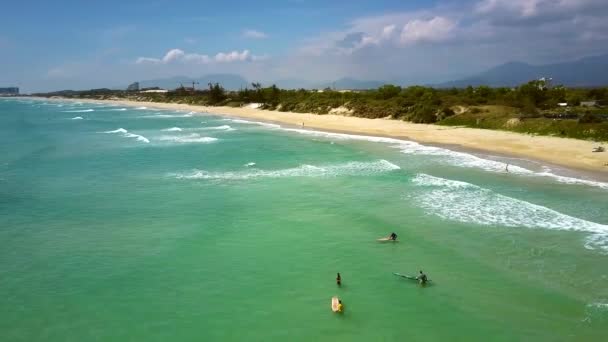 Iniciantes surfistas treinam contra a fantástica costa marítima — Vídeo de Stock