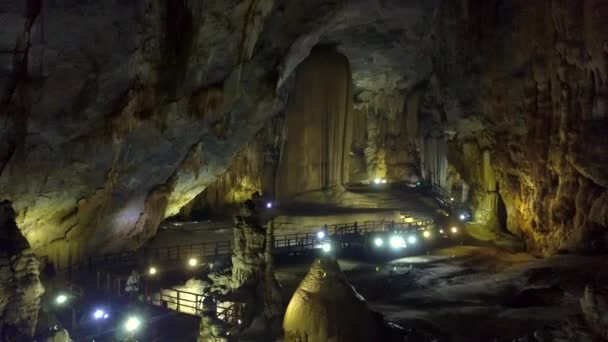 Turysta przygląda się magiczny struktury hali Jaskinia Krasu — Wideo stockowe