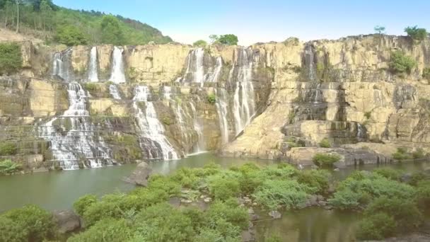 Unglaubliche Luftaufnahme Braun Steile Pongour Wasserfall Klippen Von Sonnenuntergang Strahlen — Stockvideo