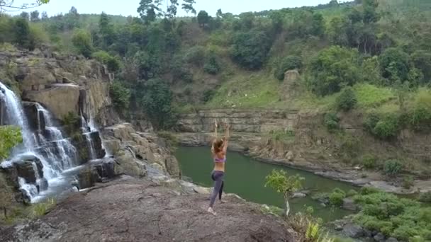 Frau Steht Yoga Pose Auf Felsen Vor Landschaft Mit Wald — Stockvideo