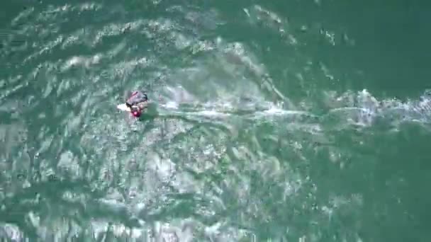 Enorme Bovenste Foto Windsurfer Vecht Met Sterke Wind Turquoise Oceaan — Stockvideo