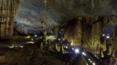 muhteşem ve büyülü sarkıt ve dikit yapılarının geniş karstik turistler tarafından ziyaret edildi hall mağara
