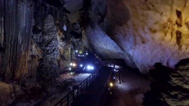 tasarı ile sarkıt ve dikitler tarafından aydınlatılmış büyük jeolojik karstik Mağarası mağaracılar keşfi için görkemli yer