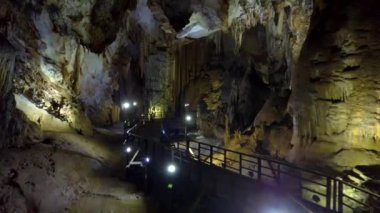 geçmiş dikitler ve büyük mağara kireçtaşı yapılarda köprü kamera aydınlatan lambalar satır boyunca yere taşır