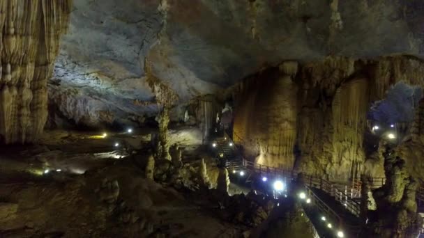 游客参观大岩溶洞穴大厅壮丽 神奇的钟乳石和石笋结构 — 图库视频影像