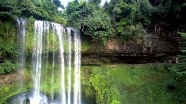 güzel Park yeşil uçurum karşı çok sayıda su akışları bırak