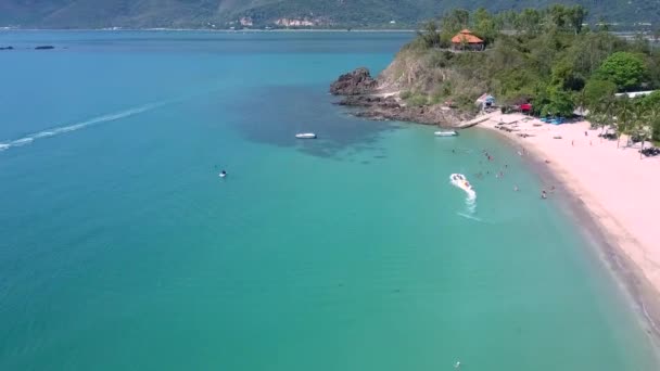 Playa de arena exótica y la gente descansa en el agua del océano — Vídeos de Stock