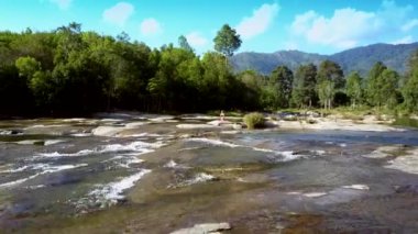 Hava panorama river rapids peyzaj ve orman beyaz bulutlar ve uzak kadın mavi gökyüzü altında