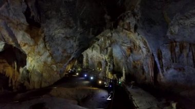 turistler ışık için köprü boyunca projektörler duvarlar mağara