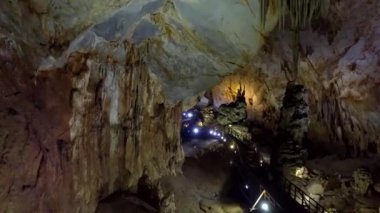 büyük mağara çok büyük ve çok yüksek tavanlar altında uçuş