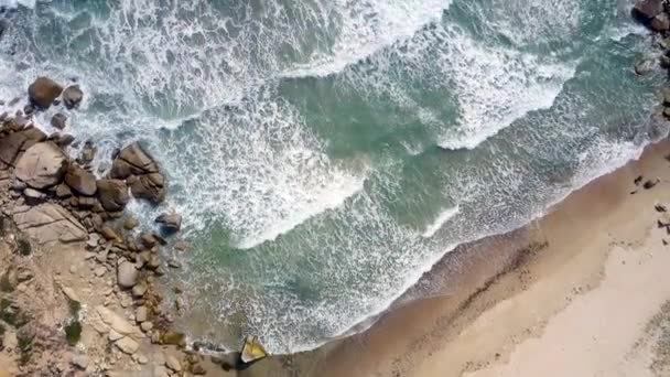 Величезні океанічні хвилі котиться на пляжі, стиснуті у вузькому проході — стокове відео