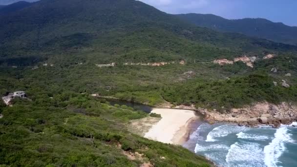 Ατελείωτες κεντρικό Βιετνάμ highland βρέχεται από τα καταγάλανα ωκεανό — Αρχείο Βίντεο