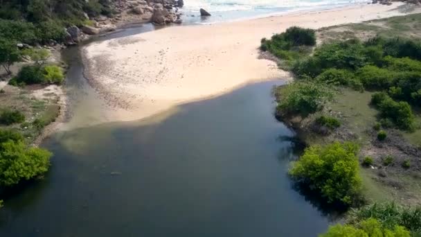 Gerakan dari air sungai gelap ke pantai berpasir dan laut — Stok Video