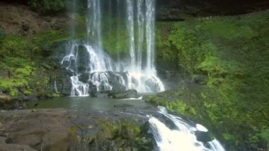 Art arda sıralı dağ nehir oluşturma kayalar üzerinde köpük ile çok sayıda su akışları kırmak