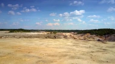 güzel sınırsız yatay, büyük kil ocağı beyaz bulutlar ile mavi gökyüzü altında 