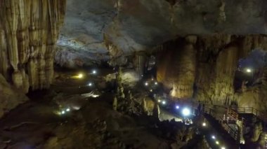 muhteşem sarkıt ve dikit yapılarının büyük karstik boyunca hareket mağara turist tarafından ziyaret hall