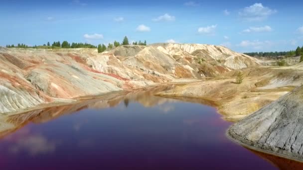 Внушительная Воздушная Панорама Длинного Каньона Дождевой Водой Меандры Среди Глиняных — стоковое видео