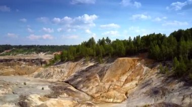 büyük kil ocağı orman beyaz bulutlar ile mavi gökyüzü altında tarafından dik yamaçları boyunca resimsel hava uçuş