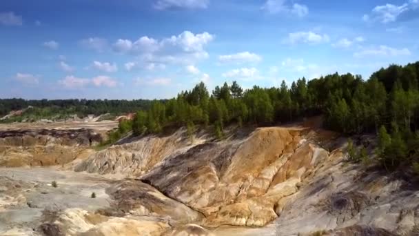 Мальовничий Повітряний Політ Уздовж Крутих Схилів Величезного Глиняного Кар Єру — стокове відео