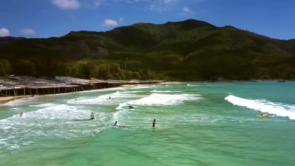 Bildmässigt Panorama Azure Ocean Med Skummande Vågor Och Surfer Nybörjare — Stockvideo