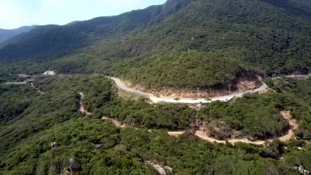 上图景观现代沥青和旧地道路在高地的丘陵梯田上平行蜿蜒 — 图库视频影像