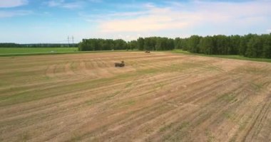 ormana beyaz bulutlar ile mavi gökyüzü altında araba ile yol boyunca geniş alanda resimsel üst görünüm motorlu yağmurlama taşır