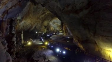 ahşap Turizm Köprüsü büyülü sarkıt ve dikit yapıları büyük karstik Mağarası derinlik için geçmiş boyunca hareket sırasında büyük çalışma