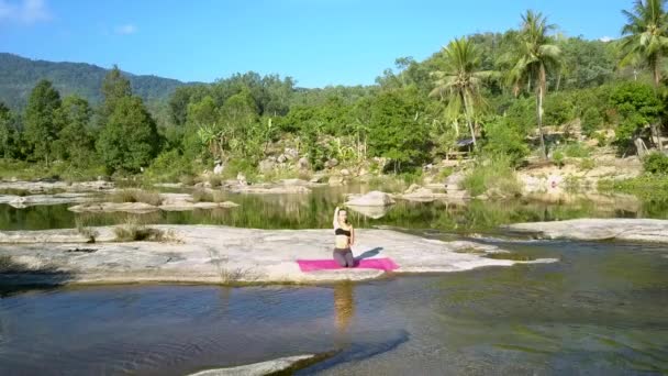 Lady Mediteert Yoga Pose Padmasana Buurt Van Rivier Tegen Grenzeloze — Stockvideo