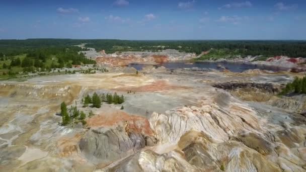 Fantastisk Fågelflyg Öga Ovanför Gränslös Lera Stenbrottet Landskap Med Damm — Stockvideo