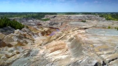 mavi gökyüzünün altında yeşil orman arasında terk edilmiş kil ocağı topraklarında dik yamaçlara ile derin uçurumu yukarıda uçuş