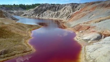 mavi gökyüzünün altında terk edilmiş topraklarında dik yamaçlara ile kil ocağı Uçurumu'nun dibini su boyunca hava hareket şaşırtıcı