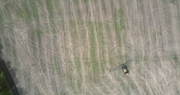 Tractor Alta Vista Superior Vuelve Hacia Atrás Campo Cosechado Rayas — Vídeo de stock