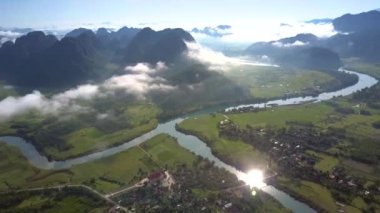 hills karşı Nehri boyunca güzel yüksek uçuş köy orman yol ve güneş yansıması ile yeşil peyzaj üzerinde slaytlar