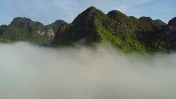 Fantastische Drohne Von Oben Fliegt Über Nebel Ausladenden Beleuchteten Bergen — Stockvideo