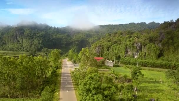 Maravilhosa Câmera Panorâmica Sobe Acima Paisagem Vale Verde Com Estrada — Vídeo de Stock