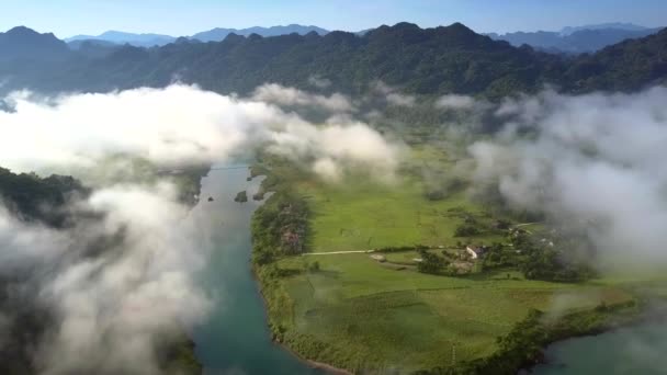 Movimento Superior Pictórico Sobre Nevoeiro Espalhando Vale Verde Visível Com — Vídeo de Stock